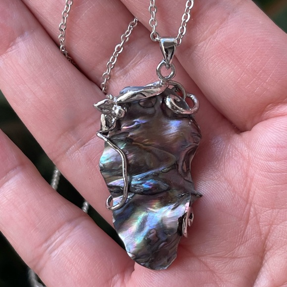 Black pearl on mother of pearl silver pendant - Picture 8 of 8